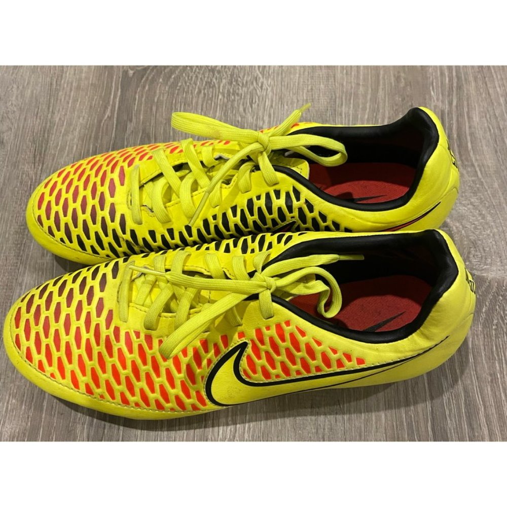 Nike  Soccer Cleats (size 8)